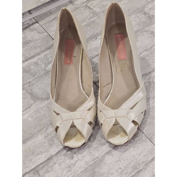 Y2K 90's Steve Madden Size 8 Off White Peep Toe Heels Satin 2.5" heels - Picture 3 of 9